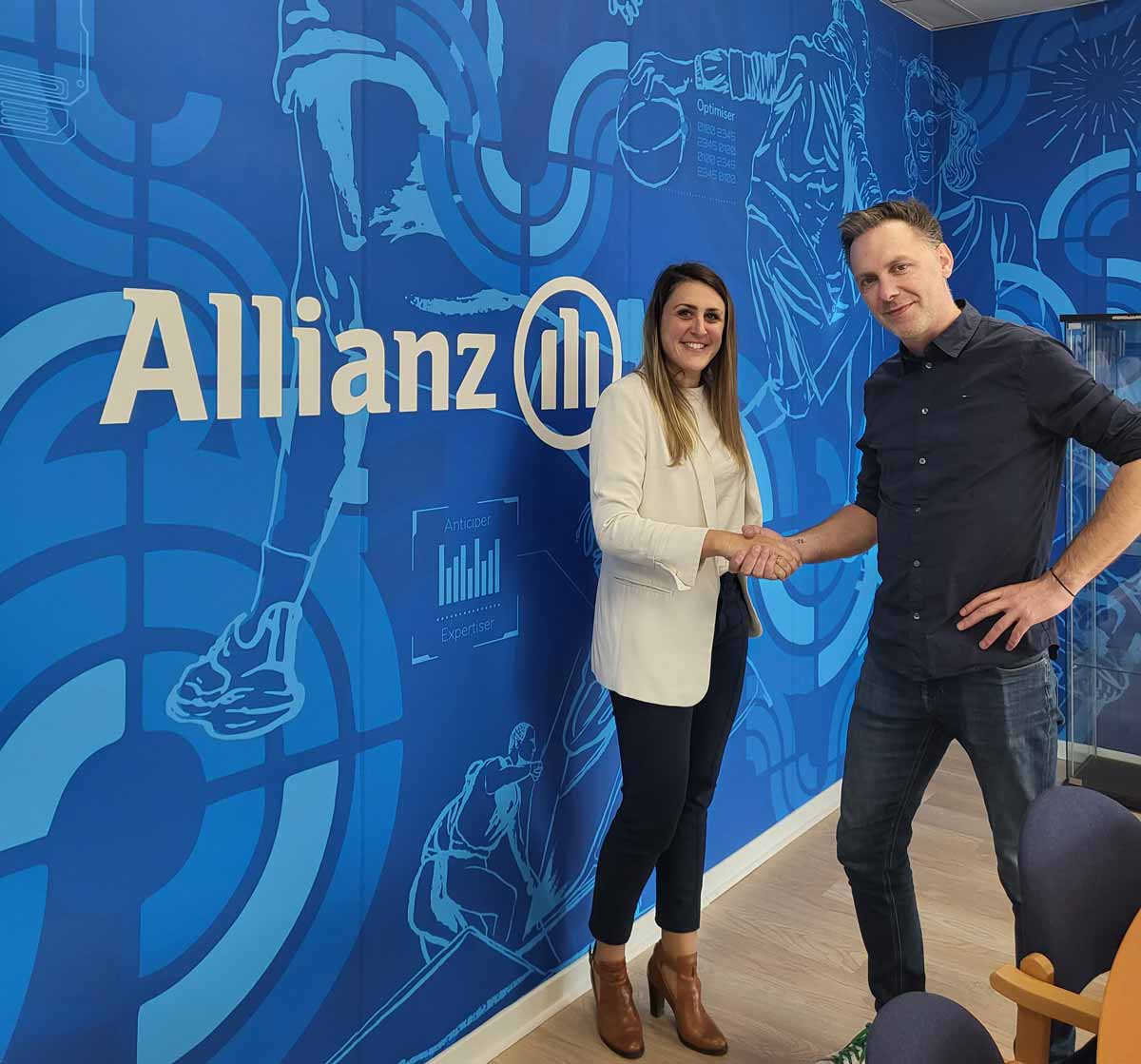 Virginie Carloni et Eric Goudard qui se serrent la main dans l'agence Allianz